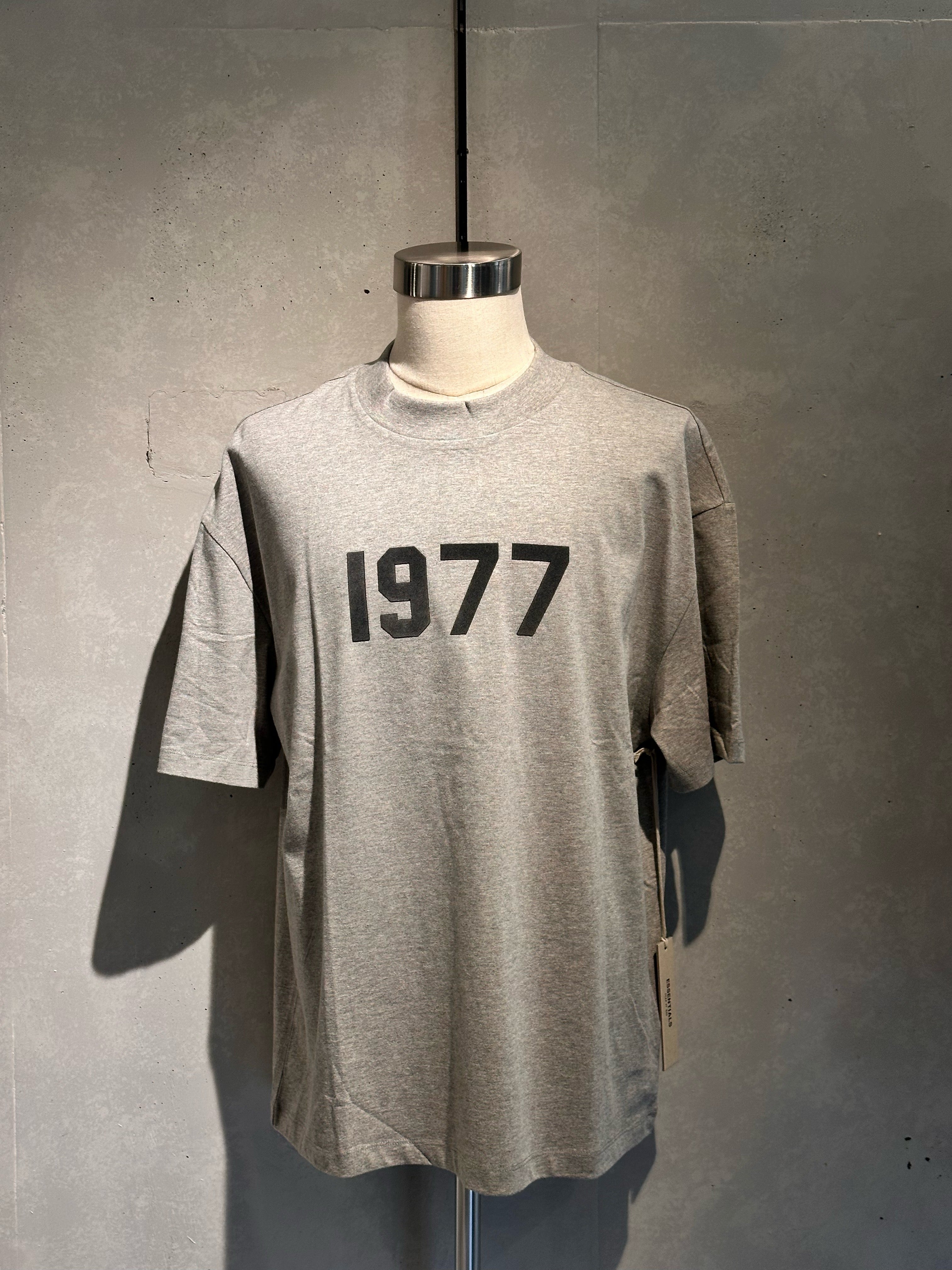 ESSENTIARS 1977ロゴ Tシャツ