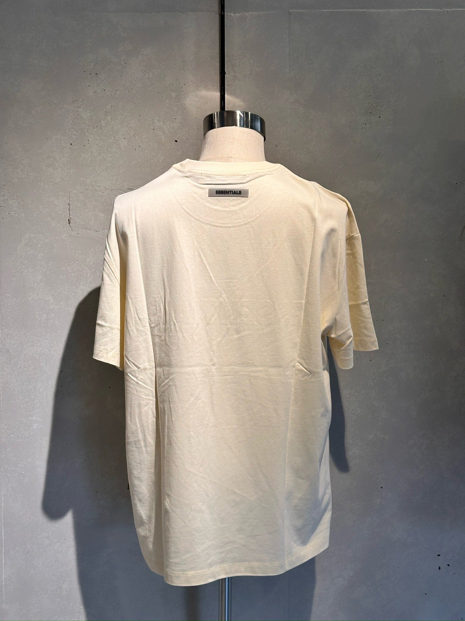 ESSENTIARS ロゴ Tシャツ