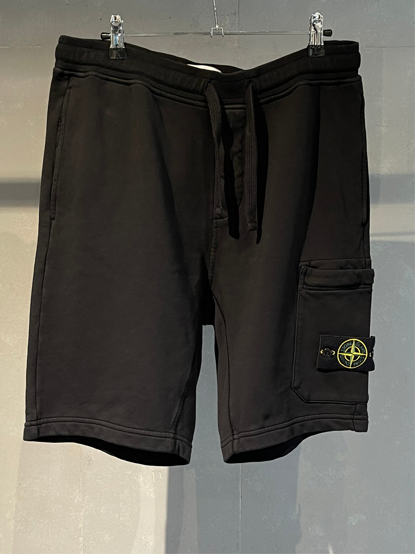 STONE ISLAND ショートパンツ   ブラック